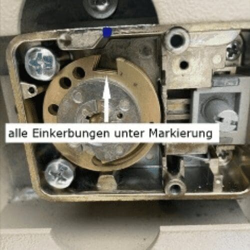 Funktionstest eines Tresorschlosses mit unbekannter Kombination Zahlencode bei geöffneter Tresortür herausfinden