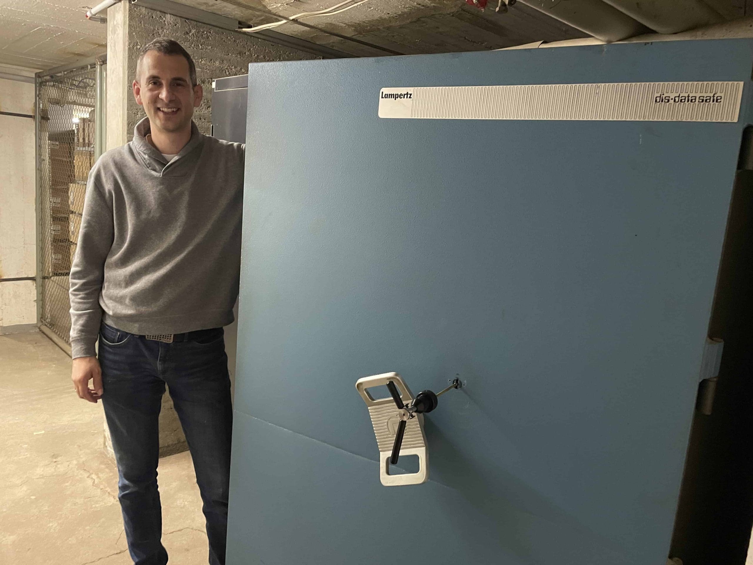 Waffenschrank mit Schlüsselschloss wird auf ein elektronisches Zahlenschloss umgerüstet Waffenschrank mit Schlüsselschloss wird auf ein elektronisches Zahlenschloss umgerüstet