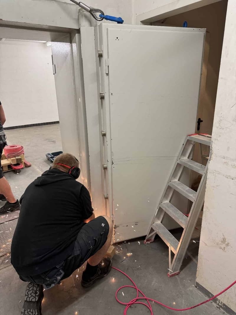 Schwere Tresore werden zerlegt Professioneller Rückbau zur Entsorgung des Tresors.