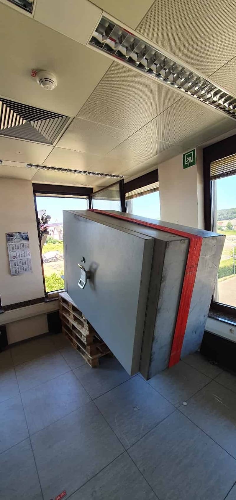 Tresortransport durch ein offenes Fenster Tresortransport durch ein offenes Fenster